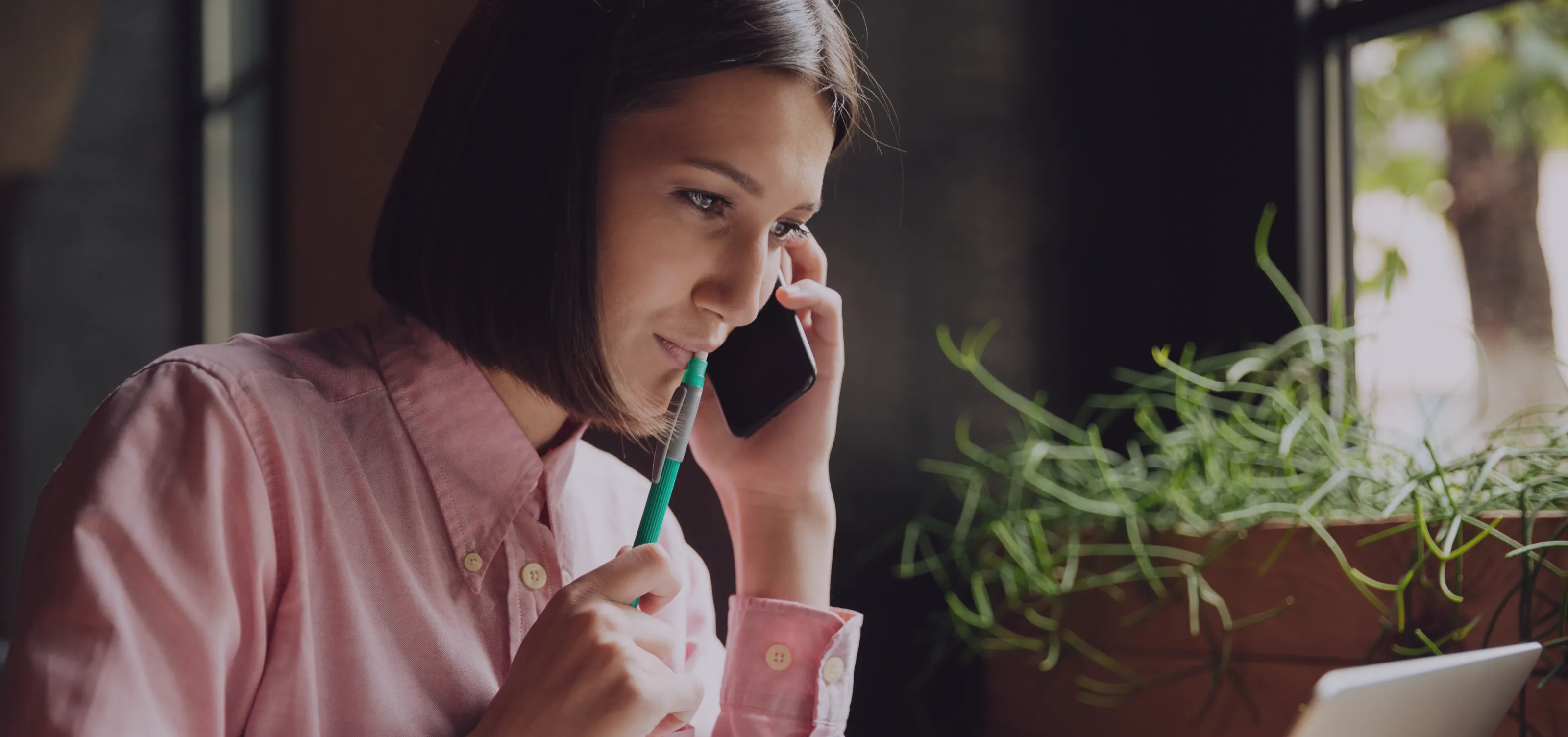 Profesjonell kvinne i telefonsamtale